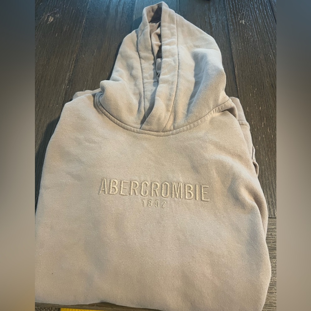 Brand new Abercrombie Kids (boys) tan sweatshirt size 15/16